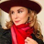 Keegan Connor Tracy Instagram - Thank you so much @lauren_k_robek for this beautiful scarf! It’s so soft, such a beautiful colour and it goes with my new hat❤️🎁 #tresartecache #alpaca #red #fashionstyle #staywarminstyle