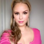 Keegan Connor Tracy Instagram - Wish this show had clicked… Wish more comedies filmed here… Wish there were more Rene moments Pink pink pink pinkety pink 💖