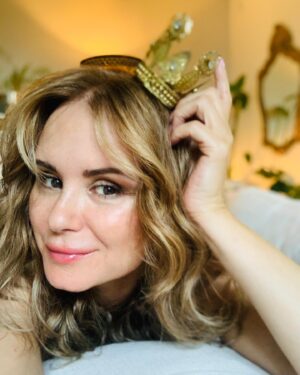 Keegan Connor Tracy Instagram - 🎶 And we’ll never be Royal… 
Well, except that time I was the Queen of Auradon. Or the Queen of the Fairies. Or when I was The Weevil Queen. Or the Prince’s personal villain. So I guess a little Royal. Crown courtesy of the mysterious world of my first film. 
#Belle #descendants #mryoung #onceuponatime #harryandmeghanescapingthepalace #crown #royal #director #indie