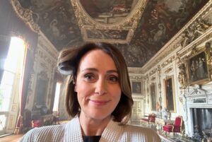 Keeley Hawes Instagram - Scoop out today on Netflix! 🍿