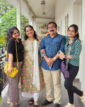 Keerthana Anil Instagram - Being part of a family means smiling for photos ! 😍♥️
.
#family #mine #purelove #unconditionallove #precious #home