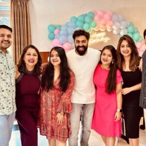 Keerthana Anil Instagram - When Happy colors meet Happy faces ! 😄😄
.
#bangaloredays #cousins #happytime♥️