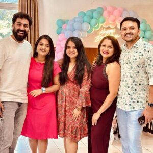 Keerthana Anil Instagram - When Happy colors meet Happy faces ! 😄😄
.
#bangaloredays #cousins #happytime♥️