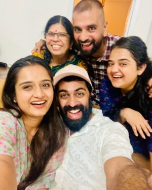 Keerthana Anil Instagram - As our reel crossed 1 Million plus views in a day, here is a pic with our superstar videographer 😎❤️

@malathykuruppath