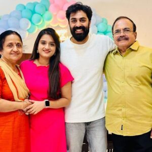 Keerthana Anil Instagram - When Happy colors meet Happy faces ! 😄😄
.
#bangaloredays #cousins #happytime♥️