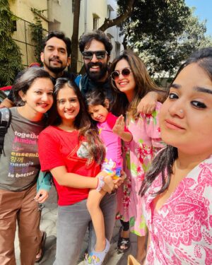 Keerthana Anil Instagram - When Happy colors meet Happy faces ! 🥰😘
.
#bangaloredays #cousins #bangalore #familytime #happytime #happypeople #togetherness #blessing #happiness
