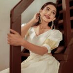Keerthana Sreekumar Instagram – ONAM KACHERI 🌼

Photography @raka_8_ 

Costume @thoran_by_zayi 

Makeup @makeupbyanil 

Jewelry @priya_anokhi_ 

Stylist @zohibzayi 

@_brahm_an @ameerkbasheer @_abhi_makeovers
