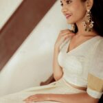 Keerthana Sreekumar Instagram - ONAM KACHERI 🌼 Photography @raka_8_ Costume @thoran_by_zayi Makeup @makeupbyanil Jewelry @priya_anokhi_ Stylist @zohibzayi @_brahm_an @ameerkbasheer @_abhi_makeovers