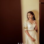 Keerthana Sreekumar Instagram – ONAM KACHERI 🌼

Photography @raka_8_ 

Costume @thoran_by_zayi 

Makeup @makeupbyanil 

Jewelry @priya_anokhi_ 

Stylist @zohibzayi 

@_brahm_an @ameerkbasheer @_abhi_makeovers