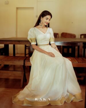 Keerthana Sreekumar Instagram - ONAM KACHERI 🌼

Photography @raka_8_ 

Costume @thoran_by_zayi 

Makeup @makeupbyanil 

Jewelry @priya_anokhi_ 

Stylist @zohibzayi 

@_brahm_an @ameerkbasheer @_abhi_makeovers