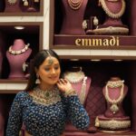 Keerthi Bhat Instagram - Free Gold or Free Silver Celebrate the auspicious occasion of Akshaya Tritiya from the 10th to 12th. Make this festival even more memorable with exclusive offers. *Akshaya Tritiya Offer* Get free Gold or Silver on shopping. T&C -Free 2 grams Gold on 1 lakh purchase -Free 20 grams Silver coin on 50,000 purchase -Surprise gift on 25,000 purchase @emmadi_silver_jewellery For a Video Call Appointment, Contact us on WhatsApp Kukatpally: 91 6302 11 22 33 Punjagutta: 91 63 00 40 5132 Chanda Nagar: 91 86888 23262 #weddingjewellery #shopping #onlineshopping #bridaljewellery #videocall #whatsapp #eayshopping #jewellery #silverjewelry
