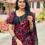 Keerthi Bhat Instagram – Sare love♥️

#sareelove #traditional #madhuranagarilo #ursradha#comfartablewear❤️