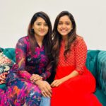 Keerthi Bhat Instagram - Late post,But Truely emotional Promise on BB Stage 👨‍❤️‍👨 Came to reality ❤️ Love u amma the way u showered love on me is immense & @vithikasheru Sissy love u a loads @itsvarunsandesh so cute it was👩‍❤️‍💋‍👨 Am so much happy to share this. #promisecometrue #sisterlove❤️ #ammalove #love #friendship #emotions