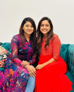 Keerthi Bhat Instagram - Late post,But Truely emotional Promise on BB Stage 👨‍❤️‍👨 Came to reality ❤️ Love u amma the way u showered love on me is immense & @vithikasheru Sissy love u a loads @itsvarunsandesh so cute it was👩‍❤️‍💋‍👨 Am so much happy to share this.

#promisecometrue #sisterlove❤️ #ammalove #love #friendship #emotions