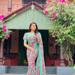 Keerthi Bhat Instagram - Saree loves me🩵 Blouse design by : @nihira_designerstudio #saree #keerthibhat #madhuranagarilo #ursradha #telugu #hyderabad