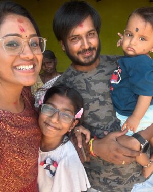 Keerthi Bhat Instagram - Melt my heart 💛 Adorable kid 👦 

#sentimente #kidslook #kidslovelylearning #lovequotes #emotions #keerthibhat #bb6