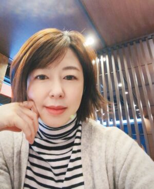 Keiko Horiuchi Instagram - 髪の毛が。。

朝から夜まで、寝癖でハネてました。。

荻野清子ちゃんと、リハーサル！

細かい部分を合わせました♪

オープンな会ではないのが残念だけど。。

きよちゃんは、三谷さんの舞台のお稽古中なのに、お手伝いしてくれてありがたや～。

しっかり歌えるように、もう少し練習だー♪

寒くなってますね、皆様、体調に気をつけてくださいませ😊

#髪の毛
#寝癖を直すには濡らすのがいいのかな？

#リハーサル