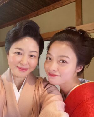 Keiko Horiuchi Instagram - テレビ朝日開局65周年記念

ドラマプレミアム　　万博の太陽

本日、３月２４日（日）よる９時から

橋本環奈ちゃんのお母さん役
朝野陽子役です。

畳屋さんで働く、宇梶さん。安井さん。

同じ事務所の大村わたるさんと。

#万博の太陽
#橋本環奈
#宇梶剛士
#安井順平
#大村わたる

#旦那さん役は野間口さん
#あっという間の撮影で写真撮れなかったー
#vrおじさんでも一緒で嬉しい😊