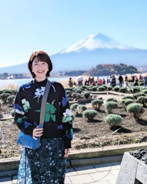 Keiko Horiuchi Instagram - 着用衣装👗

なりゆき街道旅、ご覧いただきありがとうございました😊

クリスマス、息子はサンタさんをお迎えする為に🎅

手作りクッキーを焼き、ミルクを用意して眠りました🎄

メリークリスマス🎅

衣装　ジャケット　ニット　ワンピース
@desigual 

ピアス　リング
@abiste_official 

スタイリスト　　多木成美
ヘアメイク　　　板垣美和