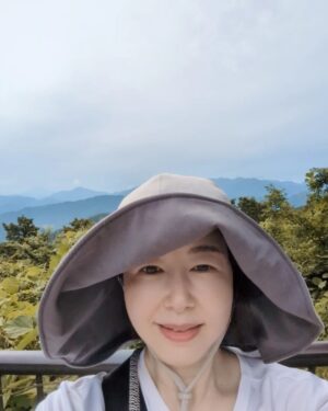 Keiko Horiuchi Instagram - お休みの日に😊

高尾山に登りました。

あっという間に頂上行けたけど。

途中、苦しかったなぁ。。

少し山登りの楽しさを感じ始めました。

ストックあった方が、楽なのかしら。。　

オススメの山があったら教えてくださいね😊

#山登り
#高尾山
#筋肉痛はまだ来てないよ
