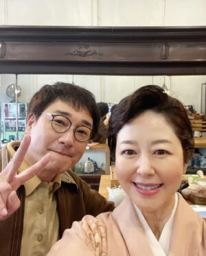 Keiko Horiuchi Instagram - テレビ朝日開局65周年記念

ドラマプレミアム　　万博の太陽

本日、３月２４日（日）よる９時から

橋本環奈ちゃんのお母さん役
朝野陽子役です。

畳屋さんで働く、宇梶さん。安井さん。

同じ事務所の大村わたるさんと。

#万博の太陽
#橋本環奈
#宇梶剛士
#安井順平
#大村わたる

#旦那さん役は野間口さん
#あっという間の撮影で写真撮れなかったー
#vrおじさんでも一緒で嬉しい😊