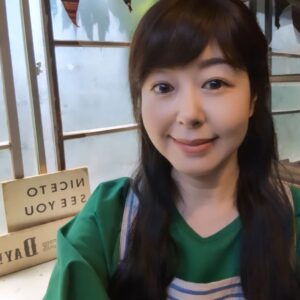 Keiko Horiuchi Instagram - ドラマ✨

9ボーダーの３姉妹のお母さんでした。

うふふ。

このとき、顔を蚊に刺されました😅

#9ボーダー
#ナインボーダー
#６話
#TVerで確認してみてね