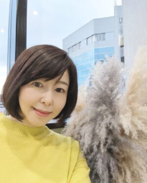Keiko Horiuchi Instagram - カット＆カラーリング

ドラマ撮影の為に、カット＆カラーリングしてきました。

少し丸みのある髪型に✂

原作がある時は、イメージを伝えたり。

漫画がある時は、絵を見せたりしますよ。

カラーリングは、今月は黒く、来月は明るくなど

無理難題を言ってます😅

ありがたい味方ですね。

#imaiiscaenaxcolore
カラーリング
石橋さん
カット
嶋澤さん