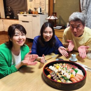 Keiko Horiuchi Instagram - ドラマ

街並み照らすヤツら

思い出写真。

お寿司は、キャスト、スタッフで美味しくいただきましたー😊

#街並み照らすヤツら
#日テレ
#森川葵
#尾美としのり
#ドラマ
