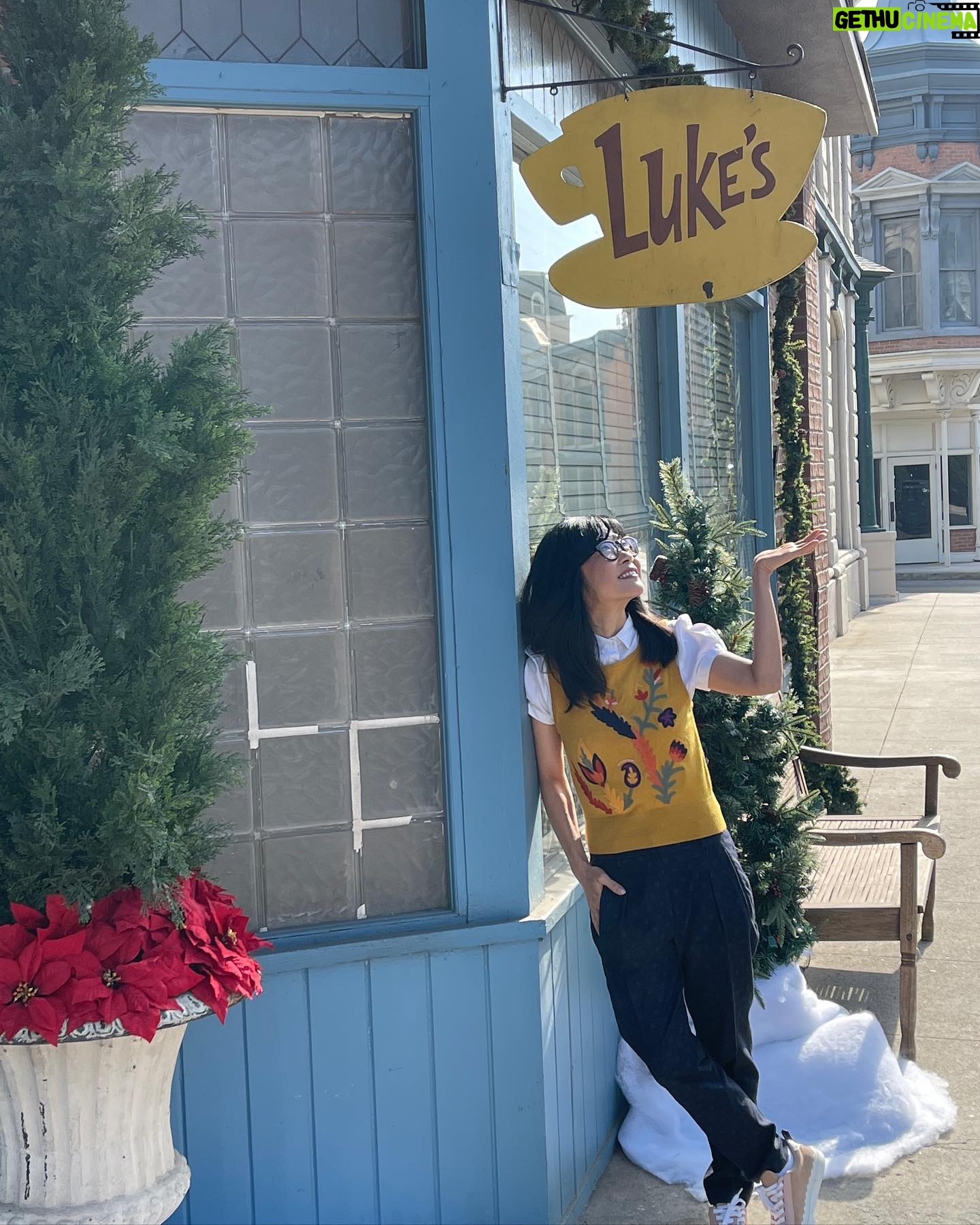 Keiko Agena - 122K Likes - Some shots from today! Hanging with #ToddLowe my TV hubby from #GilmoreGirls. Promos for @up_tv 🌟 The #GilmoreTheMerrier TV binge-a-thon. Coming to you thanksgiving week…
Make up @makeupbyhendra
Hair @jayceemnirajd