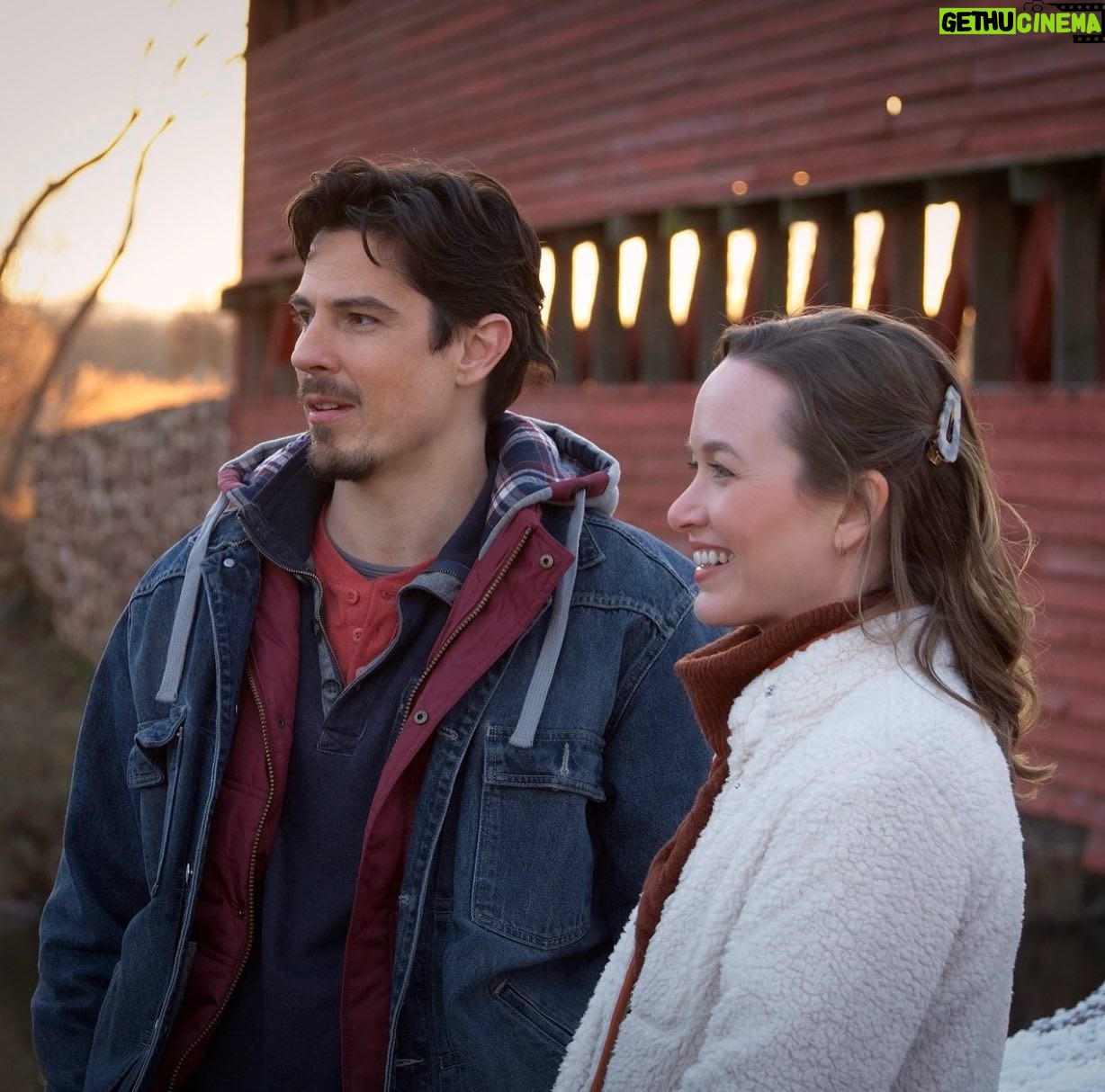 Kelley Jakle Instagram - So excited to be heading back to Gettysburg this month for the premiere of “A Gettysburg Christmas!” I had the best time getting to work with my dear friend @i_am_seanfaris, the rest of the cast @therealleemajors @boxleitnerbruce @katevernonofficial @tomveratv @sarahlitton and our fearless leader Bo Brinkman. See y’all at The Majestic Theatre @gburgmajestic Nov. 27th! @agettysburgchristmas 📷: @amiliakspicer
