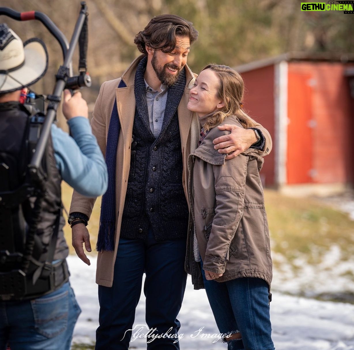 Kelley Jakle Instagram - So excited to be heading back to Gettysburg this month for the premiere of “A Gettysburg Christmas!” I had the best time getting to work with my dear friend @i_am_seanfaris, the rest of the cast @therealleemajors @boxleitnerbruce @katevernonofficial @tomveratv @sarahlitton and our fearless leader Bo Brinkman. See y’all at The Majestic Theatre @gburgmajestic Nov. 27th! @agettysburgchristmas 📷: @amiliakspicer