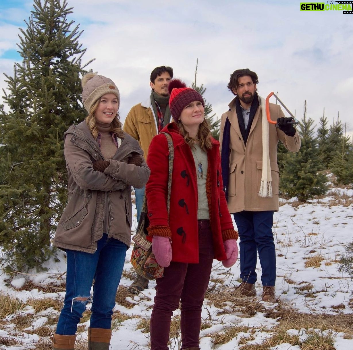 Kelley Jakle Instagram - So excited to be heading back to Gettysburg this month for the premiere of “A Gettysburg Christmas!” I had the best time getting to work with my dear friend @i_am_seanfaris, the rest of the cast @therealleemajors @boxleitnerbruce @katevernonofficial @tomveratv @sarahlitton and our fearless leader Bo Brinkman. See y’all at The Majestic Theatre @gburgmajestic Nov. 27th! @agettysburgchristmas 📷: @amiliakspicer