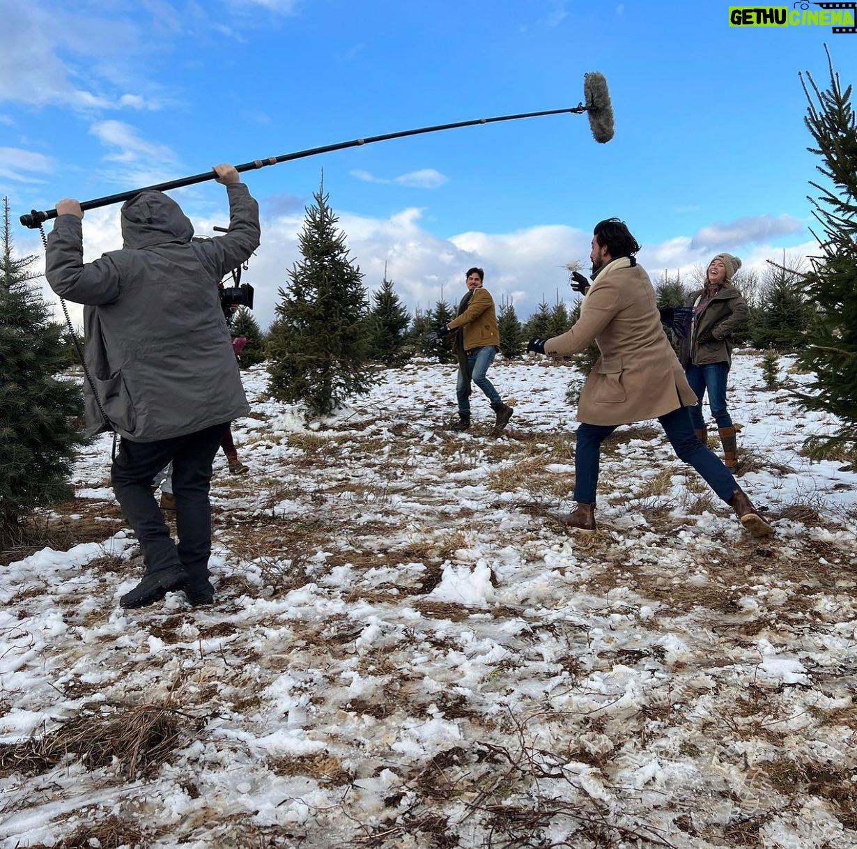 Kelley Jakle Instagram - So excited to be heading back to Gettysburg this month for the premiere of “A Gettysburg Christmas!” I had the best time getting to work with my dear friend @i_am_seanfaris, the rest of the cast @therealleemajors @boxleitnerbruce @katevernonofficial @tomveratv @sarahlitton and our fearless leader Bo Brinkman. See y’all at The Majestic Theatre @gburgmajestic Nov. 27th! @agettysburgchristmas 📷: @amiliakspicer