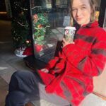 Kelley Jakle Instagram - I’d never had the experience of a hotel feeling like home until we stayed for a month at @gettysburghotel earlier this year. We’d wake up to a view of a Christmas-filled square, groggily walk down to @gettysburghotelstarbucks where everyone smiled despite the time and somehow knew our orders, passing fireplaces and Christmas trees in charming nooks and crannies along the way. At night, we’d get to see Terry and the other amazing bartenders at @onelincolngettysburg for a nightcap and unwind from the day. Getting to go back this week filled my heart - it was so hard to leave! If you’re ever in Gettysburg, stay here. It was established in 1797, and it feels like being a part of both a rich history and a loving family. ❤️ 📸: @markhapka