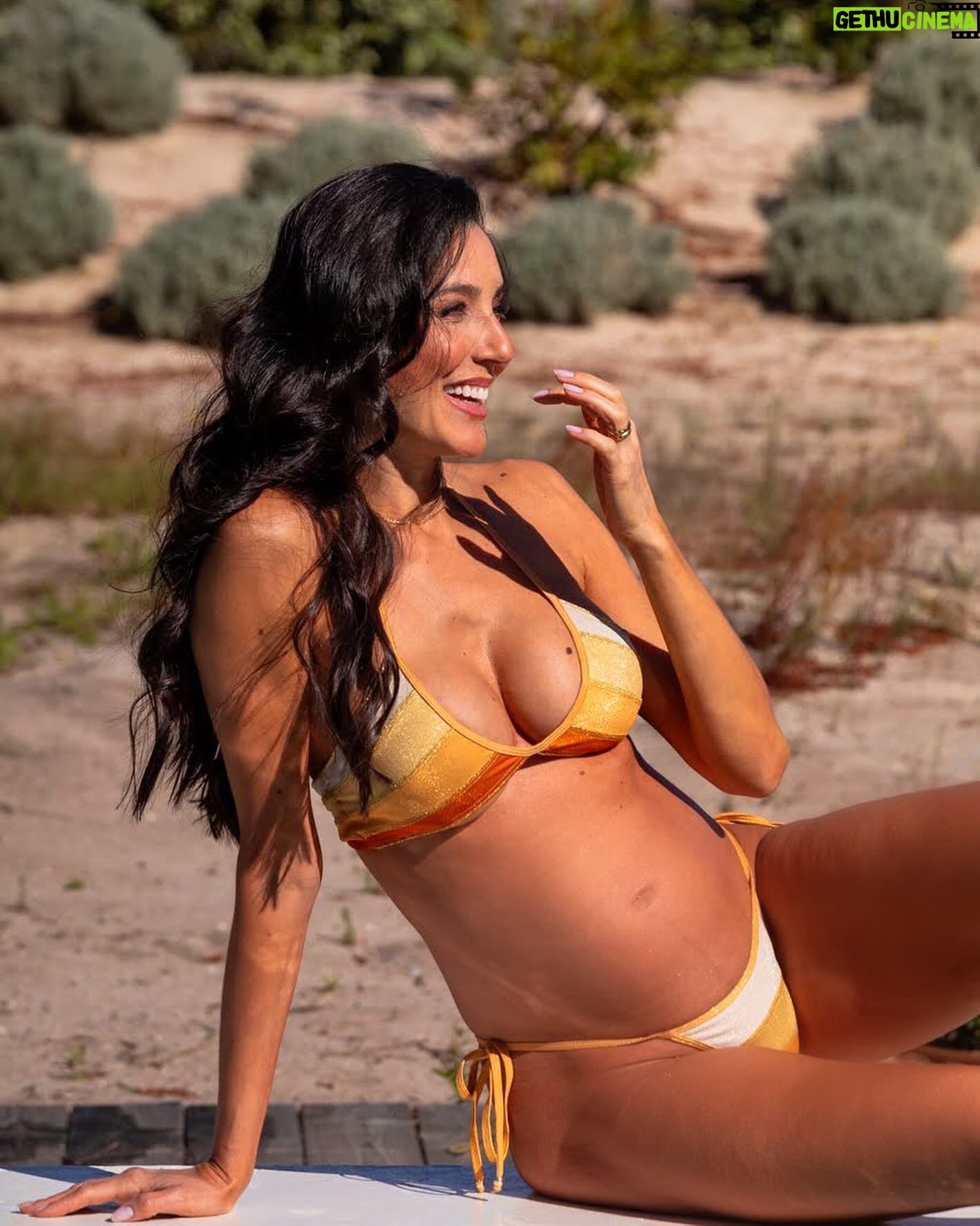 Kelly Baron - 4K Likes - Registros que vão ficar guardados no meu 🧡 Fotografei para a campanha da nova coleção @aracarisw no @independente.comporta com o amor da minha vida no forninho🤰🏻Os biquínis estão um sonho 😍
💡 Dicas para as mamães escolherem um biquíni na gestação: 👙 Prefira biquínis que possuam mais sustentação nos seios com amarração no pescoço e / ou modelos com alças largas para mais conforto. 👙 A calcinha de biquínis mais indicada é de cintura baixa e de preferência ajustáveis para usar em diversos estágios da gravidez e tbm depois!
Gostaram destes dois modelos que estou usando? Tem um toque de brilho que faz toda a diferença ✨
Beijinhos e bom final de semana! 😘