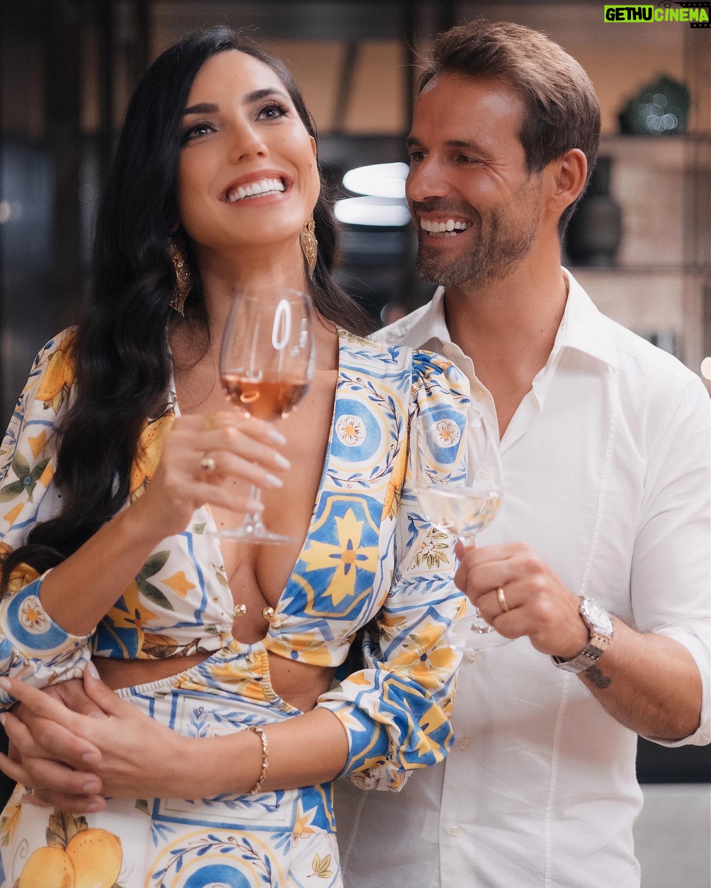 Kelly Baron - 5.4K Likes - Lançamento da minha linha de Vinhos baixo em Calorias e vegano, num jantar entre amigos que tornaram esta noite ainda mais especial 💜 Gratidão 🇵🇹
Os vinhos leves Branco e Rosé LEVES estão entre os primeiros vinhos de Portugal com indicação das calorias (54 calorias por taça). Estão disponíveis on-line e em vários pontos de venda no País (hipermercados, restaurantes, garrafeiras, lojas, etc) 🇵🇹 Clica no link na bio para mais informações ou siga a página @kellybaronbrand
✨Design floral e decoração @ofilhodarosa com apoio de @eventos.prive e papelaria @eme_design16
✨Foto & Vídeo @joaoalmeida_fotografia
✨Make & Hair @blushtalk
#vocemereceomelhor