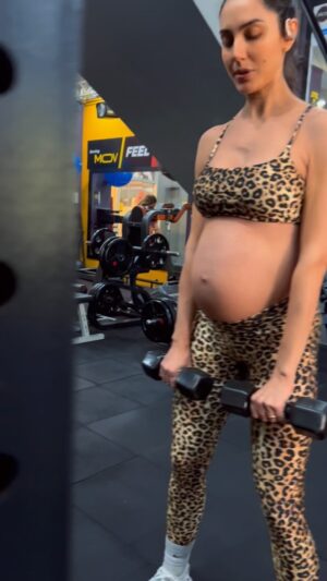 Kelly Baron Instagram - Que benção conseguir treinar do início até o final da gestação 🙏🏻 Confesso que cada dia custa mais pq o Miguel já passou dos 3kg e já somamos 10kg aos 9 meses (39 semanas). Os exercícios físicos sforam meus importantes aliados para uma gravidez saudável e tranquila. Só vou parar quando a bolsa estourar 😅🩵

#pregnant #39semanas #gym #health #fitmom