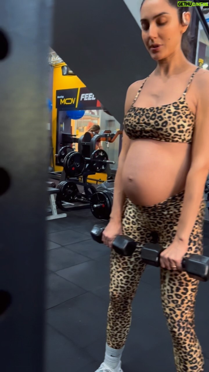 Kelly Baron - 3.3K Likes - Que benção conseguir treinar do início até o final da gestação 🙏🏻 Confesso que cada dia custa mais pq o Miguel já passou dos 3kg e já somamos 10kg aos 9 meses (39 semanas). Os exercícios físicos sforam meus importantes aliados para uma gravidez saudável e tranquila. Só vou parar quando a bolsa estourar 😅🩵
#pregnant #39semanas #gym #health #fitmom
