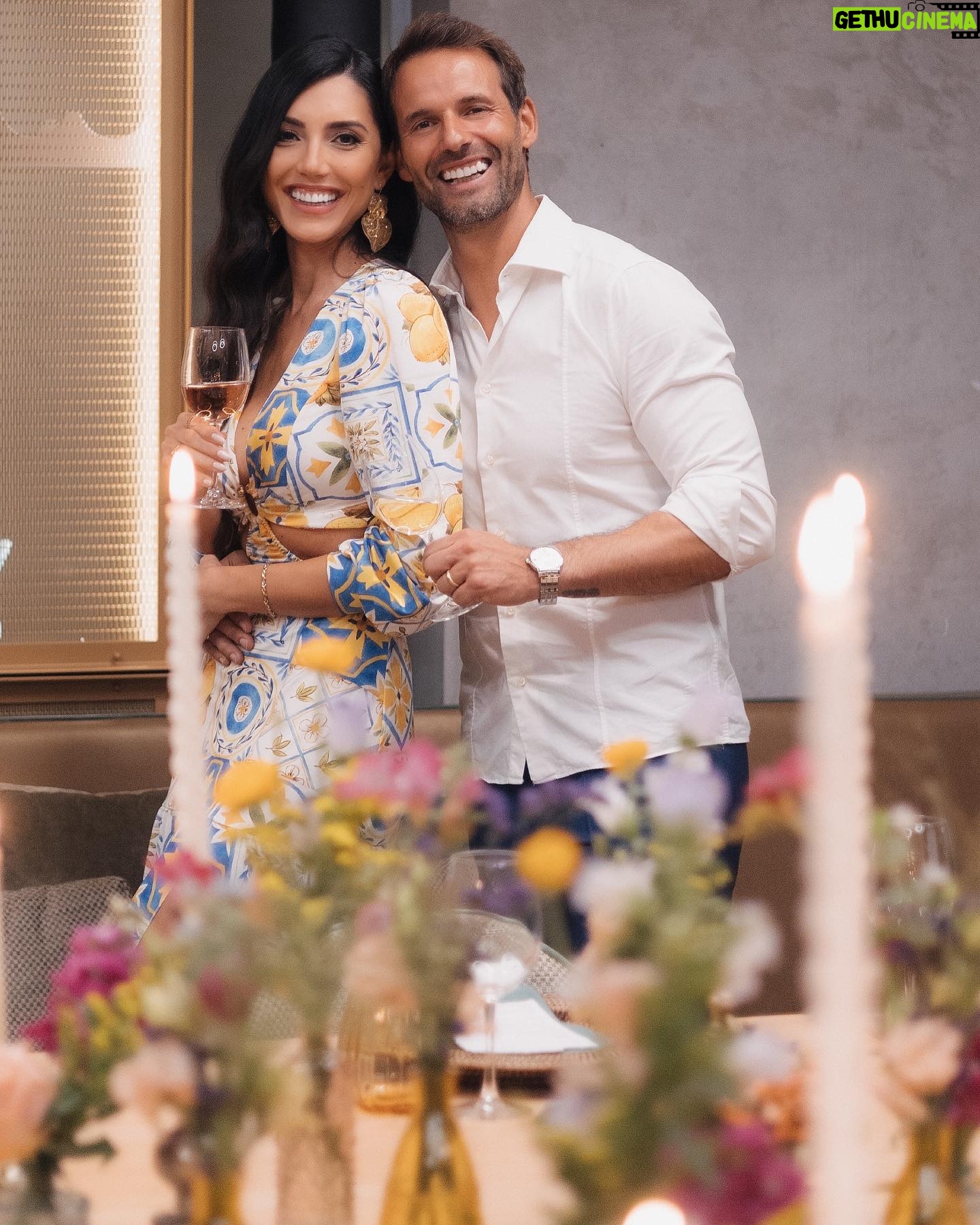 Kelly Baron - 5.4K Likes - Lançamento da minha linha de Vinhos baixo em Calorias e vegano, num jantar entre amigos que tornaram esta noite ainda mais especial 💜 Gratidão 🇵🇹
Os vinhos leves Branco e Rosé LEVES estão entre os primeiros vinhos de Portugal com indicação das calorias (54 calorias por taça). Estão disponíveis on-line e em vários pontos de venda no País (hipermercados, restaurantes, garrafeiras, lojas, etc) 🇵🇹 Clica no link na bio para mais informações ou siga a página @kellybaronbrand
✨Design floral e decoração @ofilhodarosa com apoio de @eventos.prive e papelaria @eme_design16
✨Foto & Vídeo @joaoalmeida_fotografia
✨Make & Hair @blushtalk
#vocemereceomelhor