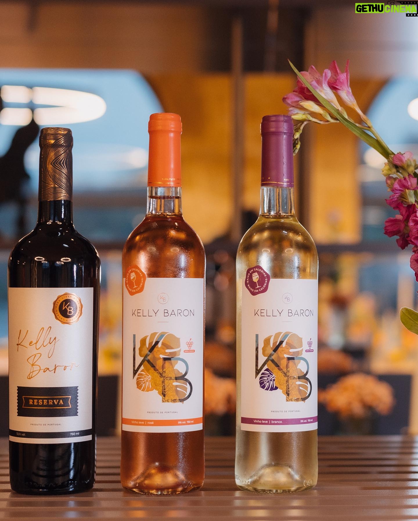 Kelly Baron - 5.4K Likes - Lançamento da minha linha de Vinhos baixo em Calorias e vegano, num jantar entre amigos que tornaram esta noite ainda mais especial 💜 Gratidão 🇵🇹
Os vinhos leves Branco e Rosé LEVES estão entre os primeiros vinhos de Portugal com indicação das calorias (54 calorias por taça). Estão disponíveis on-line e em vários pontos de venda no País (hipermercados, restaurantes, garrafeiras, lojas, etc) 🇵🇹 Clica no link na bio para mais informações ou siga a página @kellybaronbrand
✨Design floral e decoração @ofilhodarosa com apoio de @eventos.prive e papelaria @eme_design16
✨Foto & Vídeo @joaoalmeida_fotografia
✨Make & Hair @blushtalk
#vocemereceomelhor