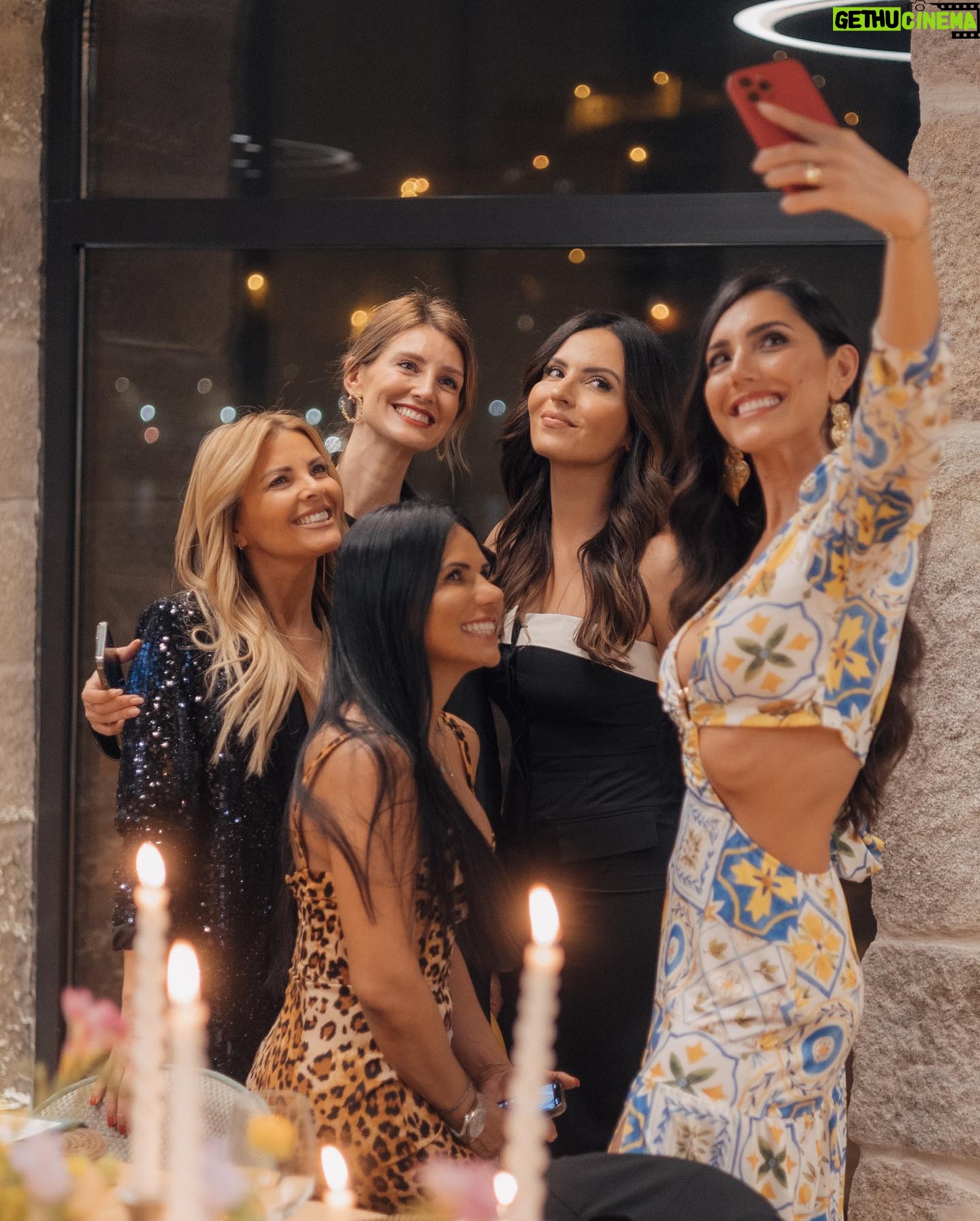 Kelly Baron - 5.4K Likes - Lançamento da minha linha de Vinhos baixo em Calorias e vegano, num jantar entre amigos que tornaram esta noite ainda mais especial 💜 Gratidão 🇵🇹
Os vinhos leves Branco e Rosé LEVES estão entre os primeiros vinhos de Portugal com indicação das calorias (54 calorias por taça). Estão disponíveis on-line e em vários pontos de venda no País (hipermercados, restaurantes, garrafeiras, lojas, etc) 🇵🇹 Clica no link na bio para mais informações ou siga a página @kellybaronbrand
✨Design floral e decoração @ofilhodarosa com apoio de @eventos.prive e papelaria @eme_design16
✨Foto & Vídeo @joaoalmeida_fotografia
✨Make & Hair @blushtalk
#vocemereceomelhor