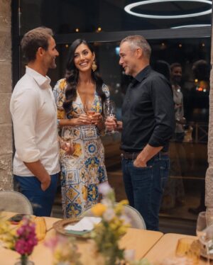 Kelly Baron Instagram - Lançamento da minha linha de Vinhos baixo em Calorias e vegano, num jantar entre amigos que tornaram esta noite ainda mais especial 💜 Gratidão 🇵🇹 

Os vinhos leves Branco e Rosé LEVES estão entre os primeiros vinhos de Portugal com indicação das calorias (54 calorias por taça). Estão disponíveis on-line e em vários pontos de venda no País (hipermercados, restaurantes, garrafeiras, lojas, etc) 🇵🇹 Clica no link na bio para mais informações ou siga a página @kellybaronbrand 

✨Design floral e decoração @ofilhodarosa com apoio de @eventos.prive e papelaria @eme_design16

✨Foto & Vídeo @joaoalmeida_fotografia 

✨Make & Hair @blushtalk

#vocemereceomelhor