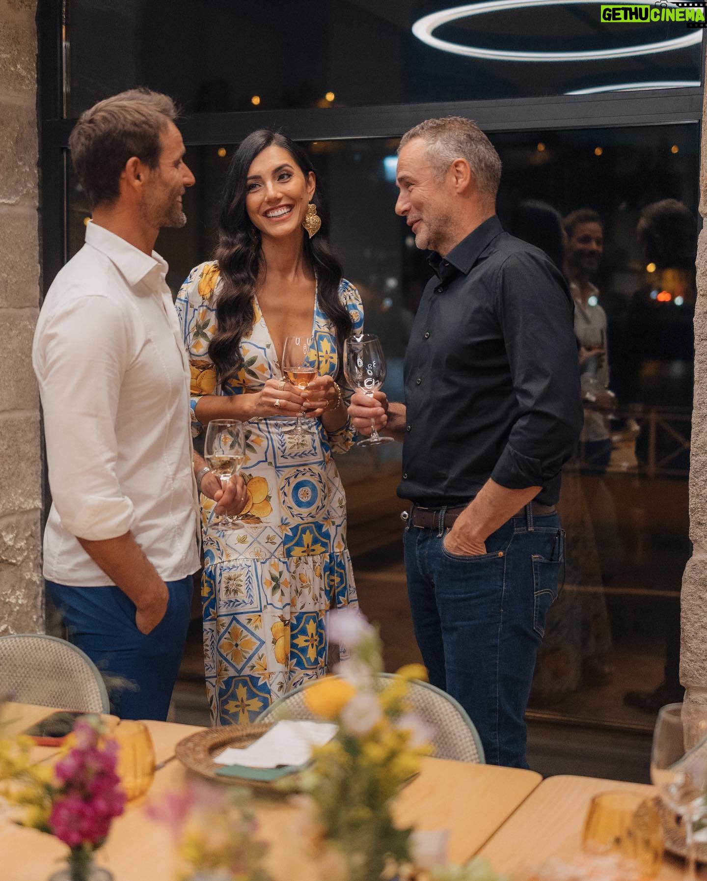 Kelly Baron - 5.4K Likes - Lançamento da minha linha de Vinhos baixo em Calorias e vegano, num jantar entre amigos que tornaram esta noite ainda mais especial 💜 Gratidão 🇵🇹
Os vinhos leves Branco e Rosé LEVES estão entre os primeiros vinhos de Portugal com indicação das calorias (54 calorias por taça). Estão disponíveis on-line e em vários pontos de venda no País (hipermercados, restaurantes, garrafeiras, lojas, etc) 🇵🇹 Clica no link na bio para mais informações ou siga a página @kellybaronbrand
✨Design floral e decoração @ofilhodarosa com apoio de @eventos.prive e papelaria @eme_design16
✨Foto & Vídeo @joaoalmeida_fotografia
✨Make & Hair @blushtalk
#vocemereceomelhor