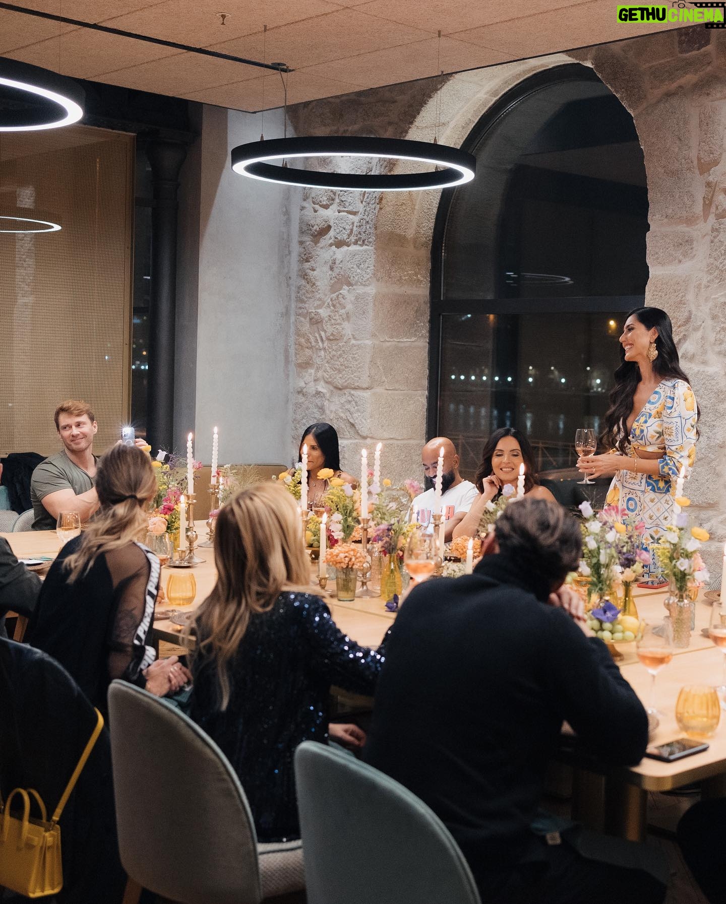 Kelly Baron - 5.4K Likes - Lançamento da minha linha de Vinhos baixo em Calorias e vegano, num jantar entre amigos que tornaram esta noite ainda mais especial 💜 Gratidão 🇵🇹
Os vinhos leves Branco e Rosé LEVES estão entre os primeiros vinhos de Portugal com indicação das calorias (54 calorias por taça). Estão disponíveis on-line e em vários pontos de venda no País (hipermercados, restaurantes, garrafeiras, lojas, etc) 🇵🇹 Clica no link na bio para mais informações ou siga a página @kellybaronbrand
✨Design floral e decoração @ofilhodarosa com apoio de @eventos.prive e papelaria @eme_design16
✨Foto & Vídeo @joaoalmeida_fotografia
✨Make & Hair @blushtalk
#vocemereceomelhor