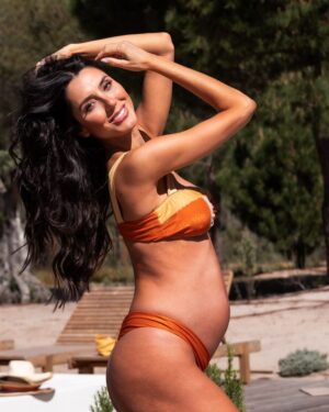 Kelly Baron Instagram - Registros que vão ficar guardados no meu 🧡 Fotografei para a campanha da nova coleção @aracarisw no @independente.comporta com o amor da minha vida no forninho🤰🏻Os biquínis estão um sonho 😍

💡 Dicas para as mamães escolherem um biquíni na gestação: 👙 Prefira biquínis que possuam mais sustentação nos seios com amarração no pescoço e / ou modelos com alças largas para mais conforto. 👙 A calcinha de biquínis mais indicada é de cintura baixa e de preferência ajustáveis para usar em diversos estágios da gravidez e tbm depois! 

Gostaram destes dois modelos que estou usando? Tem um toque de brilho que faz toda a diferença ✨

Beijinhos e bom final de semana! 😘