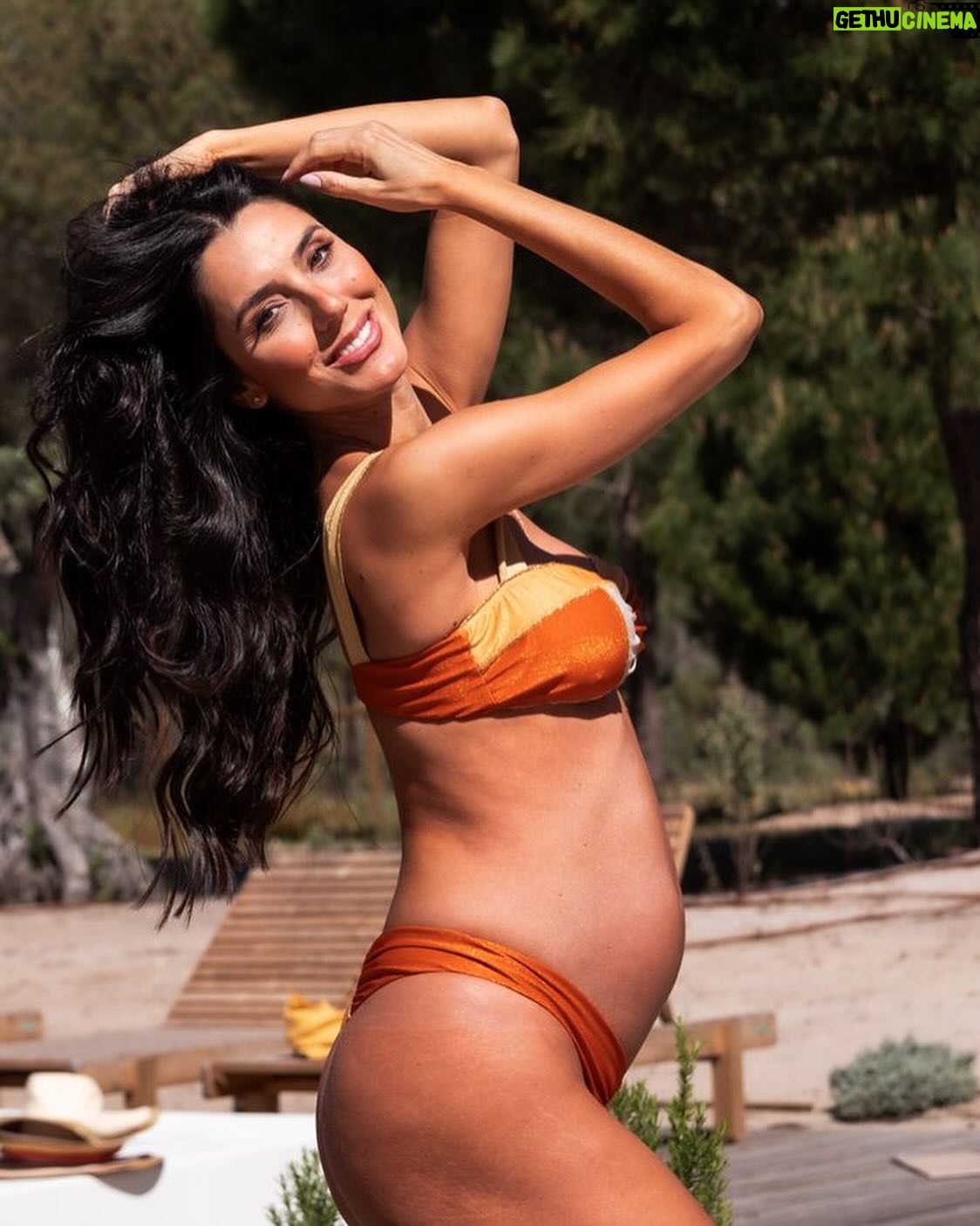 Kelly Baron - 4K Likes - Registros que vão ficar guardados no meu 🧡 Fotografei para a campanha da nova coleção @aracarisw no @independente.comporta com o amor da minha vida no forninho🤰🏻Os biquínis estão um sonho 😍
💡 Dicas para as mamães escolherem um biquíni na gestação: 👙 Prefira biquínis que possuam mais sustentação nos seios com amarração no pescoço e / ou modelos com alças largas para mais conforto. 👙 A calcinha de biquínis mais indicada é de cintura baixa e de preferência ajustáveis para usar em diversos estágios da gravidez e tbm depois!
Gostaram destes dois modelos que estou usando? Tem um toque de brilho que faz toda a diferença ✨
Beijinhos e bom final de semana! 😘