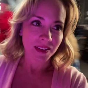 Kelly Stables Instagram - What is happening.