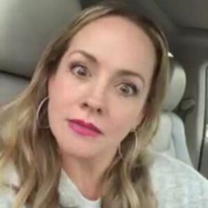 Kelly Stables Instagram - Good morning! Go see @holidaytwist
