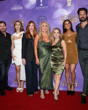 Kelly Stables Instagram - U guuuuuuuys!! Our little movie that could had the most fun premiere in Hollywood! My sister flew out for it, the audience was packed w the best dysFUNctional film family cast & crew, & I am so proud to be part of this very special project. Look for it in theaters Dec 1st! #findjoyinthejourney #holidaytwist