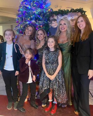 Kelly Stables Instagram - U guuuuuuuys!! Our little movie that could had the most fun premiere in Hollywood! My sister flew out for it, the audience was packed w the best dysFUNctional film family cast & crew, & I am so proud to be part of this very special project. Look for it in theaters Dec 1st! #findjoyinthejourney #holidaytwist